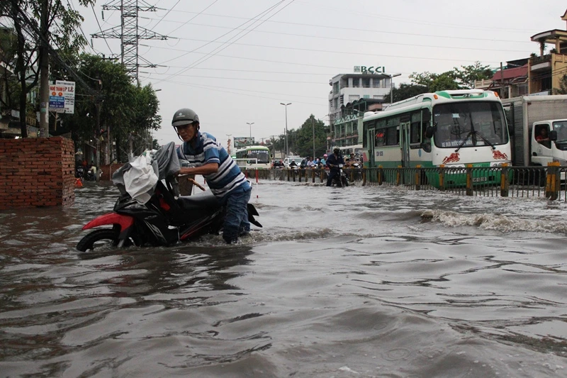Đường Kinh Dương Vương thành sông sau cơn mưa ngắn ảnh 3